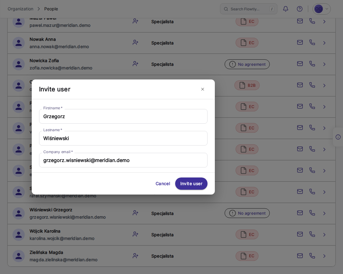 Lista de miembros del equipo con el diálogo Invitar usuario abierto, mostrando nombre, apellidos y correo de empresa